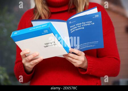 Une enseignante titulaire d'un kit d'auto-test COVID-19 chez elle à Sussex, au Royaume-Uni. Banque D'Images