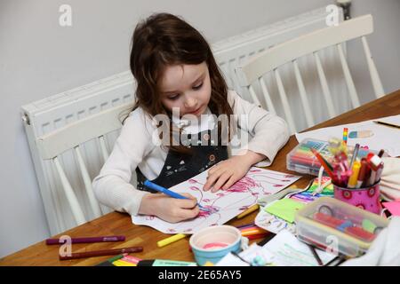 Une jeune fille photographiée a dessiné un virus du coronavirus pendant l'école à domicile et Lockdown 3 à Sussex, au Royaume-Uni. Banque D'Images