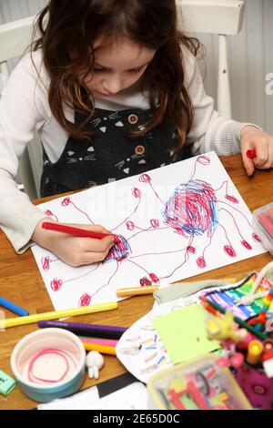 Une jeune fille photographiée a dessiné un virus du coronavirus pendant l'école à domicile et Lockdown 3 à Sussex, au Royaume-Uni. Banque D'Images