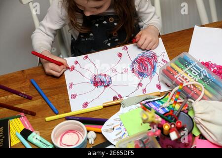 Une jeune fille photographiée a dessiné un virus du coronavirus pendant l'école à domicile et Lockdown 3 à Sussex, au Royaume-Uni. Banque D'Images