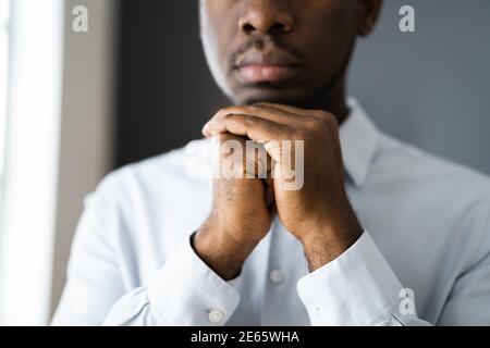 L'homme afro-américain priant et cherchant Dieu Banque D'Images