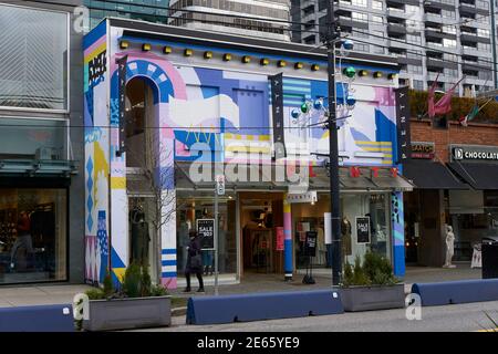 Il y a beaucoup de magasins de vêtements pour femmes sur la rue Robson, au centre-ville de Vancouver, en Colombie-Britannique, au Canada Banque D'Images