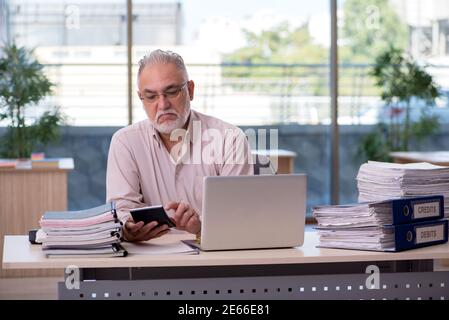 Un homme expérimenté livre dans le concept de planification de budget Banque D'Images