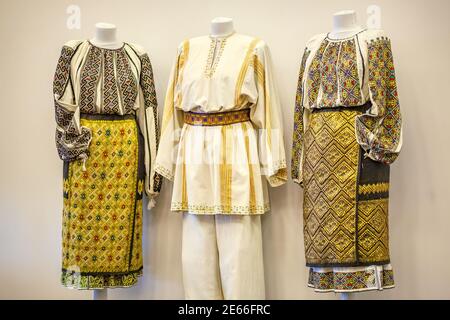 Costumes traditionnels roumains dans le Musée du costume traditionnel roumain de Bucarest, Roumanie. Banque D'Images