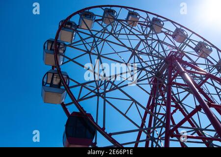 Grande roue sur fond de ciel bleu clair. Journée ensoleillée. Le concept de détente et de divertissement. Copier l'espace. Banque D'Images