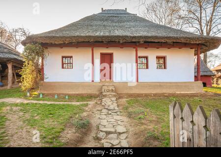 Maisons traditionnelles dans le site touristique Musée du village à Bucarest, Roumanie (Muzeul Național al Satului Dimitrie Guti) Banque D'Images