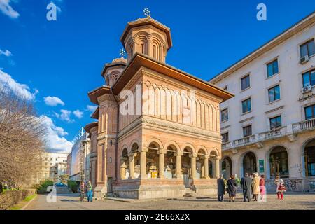 Les gens se tiennent en face de la belle église de Kretzulescu (construite en 1722 dans le style Brancovenesc) dans le centre-ville de Bucarest, en Roumanie. Banque D'Images