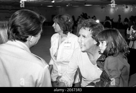 Jean Stapleton et Penny Marshall au palais de flippers Roller Boogie Banque D'Images