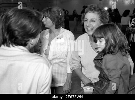 Jean Stapleton et Penny Marshall au palais de flippers Roller Boogie Banque D'Images