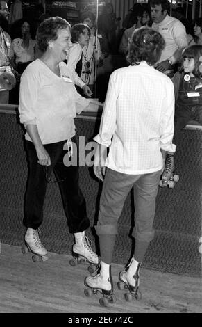 Jean Stapleton et Penny Marshall au palais de flippers Roller Boogie Banque D'Images