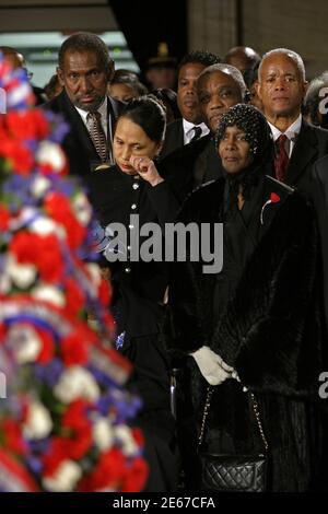 Washington, DC - le 30 octobre 2005 -- les amateurs de tourniquet se réunissent pour voir le rôle de l'icône des droits civils Rosa Parks, dont les vestiges sont en honneur dans la rotonde du Capitole des États-Unis à Washington, DC, le 30 octobre 2005. A droite est l'actrice Cicely Tyson.Credit: Martin H. Simon - Pool via CNP | usage dans le monde entier Banque D'Images