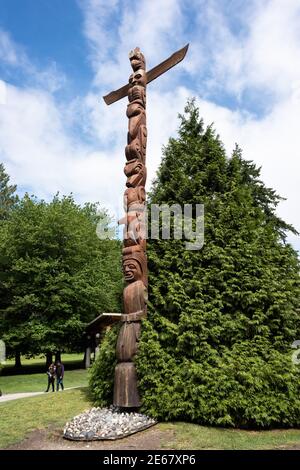 Totems dans le parc Stanley de Vancouver, Colombie-Britannique, Canada Banque D'Images