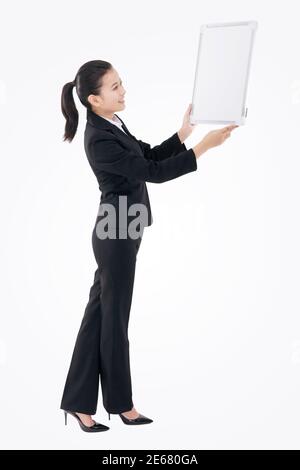 Femme d'affaires avec tableau blanc photo de haute qualité