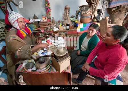 Huasao, Pérou - 17 août 2011 : le prêtre andin 'Chaman', exécute une cérémonie sacrée 'espacho' pour guérir les graves problèmes familiaux du client Banque D'Images