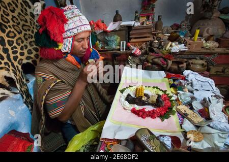 Huasao, Pérou - 17 août 2011 : le prêtre andin 'Chaman', exécute une cérémonie sacrée 'espacho' pour guérir les graves problèmes familiaux du client Banque D'Images