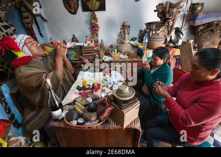 Huasao, Pérou - 17 août 2011 : le prêtre andin 'Chaman', exécute une cérémonie sacrée 'espacho' pour guérir les graves problèmes familiaux du client Banque D'Images