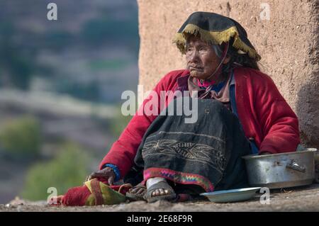 Pisaq, Pérou - 8 août 2011 : elle est une femme centenaire, épouse du prêtre andin appelé Jesús. Il est dans la communauté d'Amaru. Banque D'Images