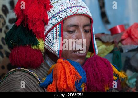 Huasao, Pérou - 17 août 2011 : le prêtre andin 'Chaman', exécute une cérémonie sacrée 'espacho' pour guérir les graves problèmes familiaux du client Banque D'Images