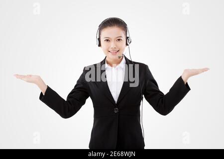 Femme d'affaires orientale portant un casque photo de haute qualité