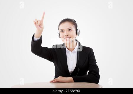 Femme d'affaires orientale portant un casque photo de haute qualité