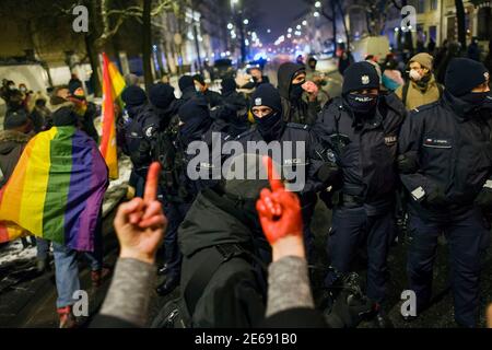 Varsovie, Pologne. 28 janvier 2021. (NOTE DE LA RÉDACTION: L'image contient des blasphèmes) UN manifestant avec une peinture rouge sur ses mains gestes envers les policiers pendant la manifestation.des manifestants dirigés par Marta Lempart, la chef de la grève des femmes (Strajk Kobiet) Se sont réunis devant la Cour constitutionnelle de Varsovie un jour après que le gouvernement polonais ait annoncé une interdiction quasi totale de l'avortement, qui avait soudainement pris effet. Crédit : SOPA Images Limited/Alamy Live News Banque D'Images