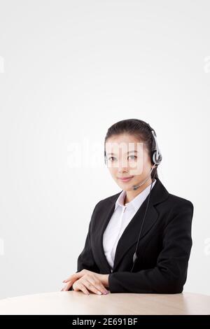 Femme d'affaires orientale portant un casque photo de haute qualité