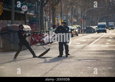 Barcelone, Espagne. 28 janvier 2021. Les policiers sont vus vérifier s'il n'y avait pas d'explosifs avant l'arrivée du Président du Gouvernement espagnol, Pedro SanchezLe Président du Gouvernement espagnol, Pedro Sanchez a été à Barcelone au siège de son parti en Catalogne, PSOE (Parti socialiste ouvrier espagnol) Pour un rassemblement virtuel en campanha du candidat de son parti pour la Generalitat de Catalogne et ancien ministre de la Santé de l'Espagne, Salvador Illa crédit: SOPA Images Limited/Alamy Live News Banque D'Images