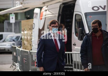 Barcelone, Espagne. 28 janvier 2021. Salvador Illa, ancien ministre espagnol de la Santé et candidat actuel à la présidence de la Generalitat de Catalogne arrive au siège catalan de son parti, PSOE (Parti socialiste ouvrier espagnol)le Président du Gouvernement espagnol, Pedro Sanchez a été à Barcelone au siège de son parti en Catalogne, PSOE (Parti socialiste ouvrier espagnol) pour un rassemblement virtuel dans les campagnes du candidat de son parti pour la Generalitat de Catalogne et ancien ministre de la Santé de l'Espagne, Salvador Illa crédit: SOPA Images Limited/Alay Live News Banque D'Images