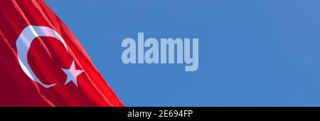 Rendu en 3D du drapeau national de la Turquie qui s'y est enorfissé le vent Banque D'Images