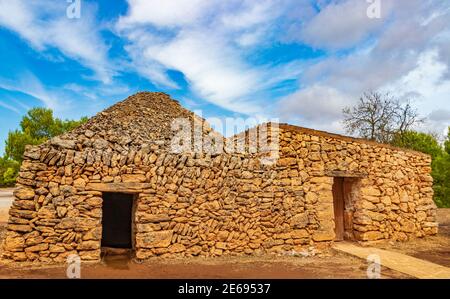 Maison espagnole typique en pierre ruine dans le parc naturel de Mondragó Mallorca Espagne. Banque D'Images