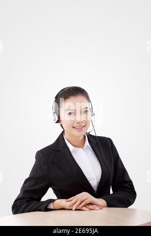 Femme d'affaires orientale portant un casque photo de haute qualité