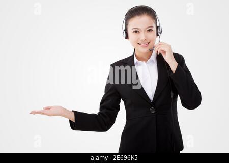 Femme d'affaires orientale portant un casque photo de haute qualité