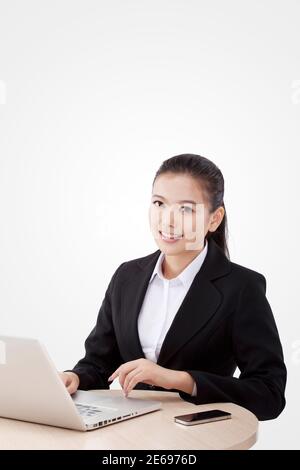 Femme d'affaires de mode orientale utilisant l'ordinateur photo de haute qualité