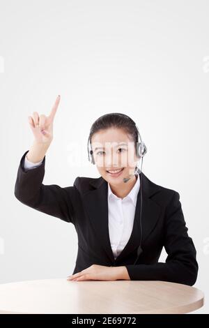 Femme d'affaires orientale portant un casque photo de haute qualité