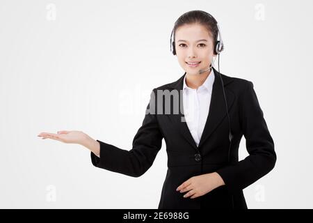 Femme d'affaires orientale portant un casque photo de haute qualité