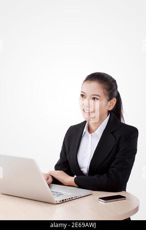 Femme d'affaires de mode orientale utilisant l'ordinateur photo de haute qualité