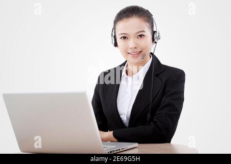 Femme d'affaires de mode orientale utilisant l'ordinateur photo de haute qualité