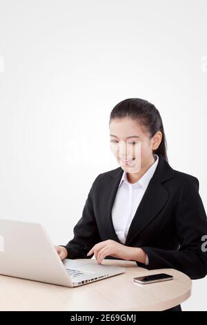 Femme d'affaires de mode orientale utilisant l'ordinateur photo de haute qualité