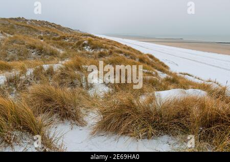 Dunes de sable d'Ostende (Ostende) dans la neige, côte de la mer du Nord, Belgique. Banque D'Images