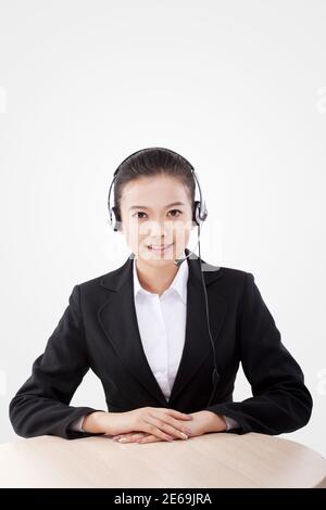 Femme d'affaires orientale portant un casque photo de haute qualité