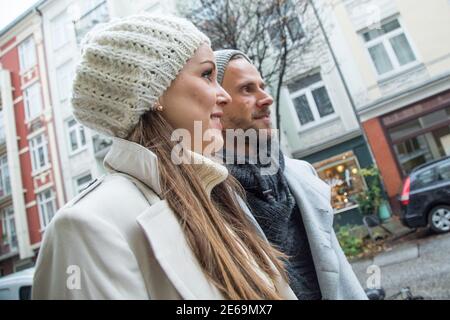 Hambourg, Allemagne. 20 novembre 2019. Au 29 janvier 2021 de Suria Reiche, Rapport de service thématique: Marcher au lieu d'une visite au bar: Ceux qui planifient une date pendant le confinement devra être inventive. Credit: Christin Klose/dpa-tmn/dpa/Alay Live News Banque D'Images