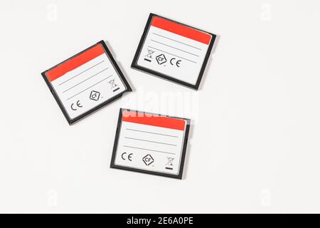 lecteur compact flash pour le stockage de données dans les appareils numériques, carte mémoire cf isolée sur fond blanc Banque D'Images