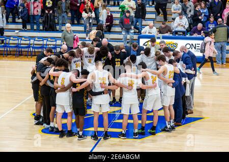 Les joueurs des équipes adverse prient ensemble sur le terrain central après un match de basket-ball au Blackhawk Christian HS à fort Wayne, Indiana, États-Unis. Banque D'Images