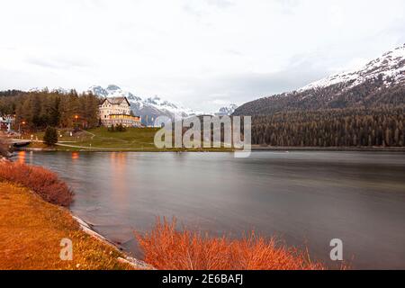 Image grand angle de la station de ski de Saint-Moritz Suisse, en face du lac Saint-Moritz. Un complexe de bâtiments haut de gamme en bord de mer sur les contreforts d'UN Banque D'Images