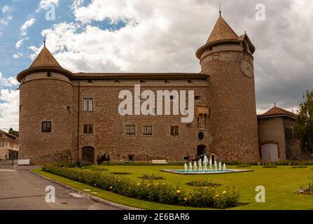 Château de Morges (Château de Morges) est un fort suisse du XIIIe siècle avec un plan d'étage carré et quatre tours d'angle rondes et une façade en briques. Il est courant Banque D'Images