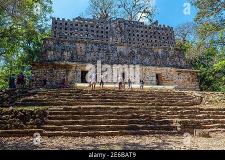 Groupe de touristes par maya ruine structure 33 à Yaxchilan, Chiapas forêt tropicale, Mexique. Banque D'Images