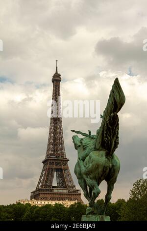 Paris, France 06-13-2010: Célèbre sculpture le France Renaissante de Holger Wederkinch représentant Jeanne d'Arc avec épée à la main chargin sur un cheval. FEI Banque D'Images