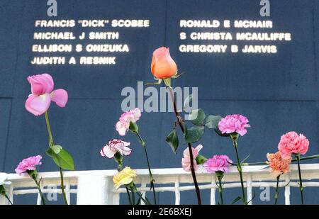 PAS DE FILM, PAS DE VIDÉO, PAS DE TV, PAS DE DOCUMENTAIRE - le soleil illumine les sept noms des astronautes tués lors de la catastrophe de la navette Challenger en 1986, les fleurs posées par les invités à la base du Space Mirror Memorial ajoutant de la couleur à la scène lors d'une cérémonie de commémoration du 35e anniversaire au Kennedy Space Center, en Floride, États-Unis le jeudi 28 janvier 2021. Photo de Joe Burbank/Orlando Sentinel/TNS/ABACAPRESS.COM Banque D'Images