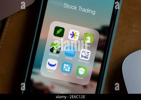 Des applications de trading d'actions variées sont visibles sur un iPhone - Robinhood, E-trade, Fidelity, TD Ameritrade, Schwab, Merrill Edge, Webull, SOFI et Acorns. Banque D'Images