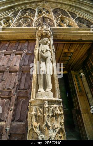 Sculpture sur le portail sud de la cathédrale de la place Urbain V à notre-Dame et Saint-Privat, Mende, département de Lozère, région occitanie, sud de la F. Banque D'Images